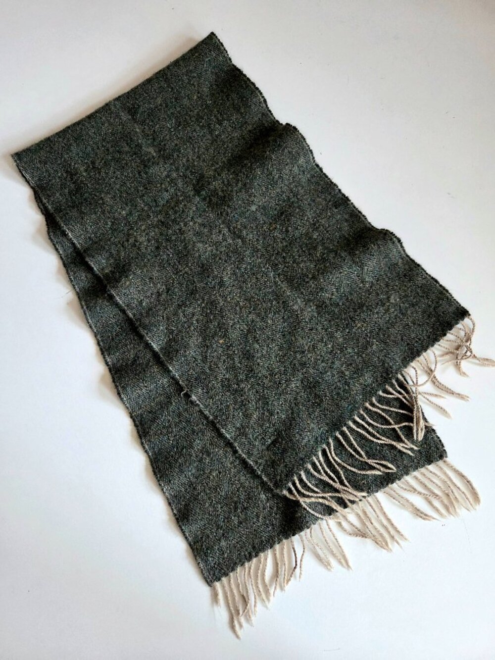Club Monaco wool green unisex scarf. - Picture 3 of 6